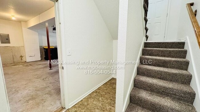 Building Photo - Creekwood Townhomes with 2-vehicle garage ...