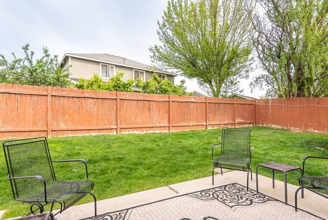 Building Photo - Large 4 Bedroom 2 Bathroom Pet Friendly Home