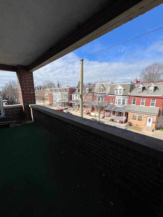 Building Photo - 714 Columbia Ave
