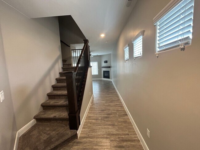 Building Photo - Shadow Ridge Townhome!