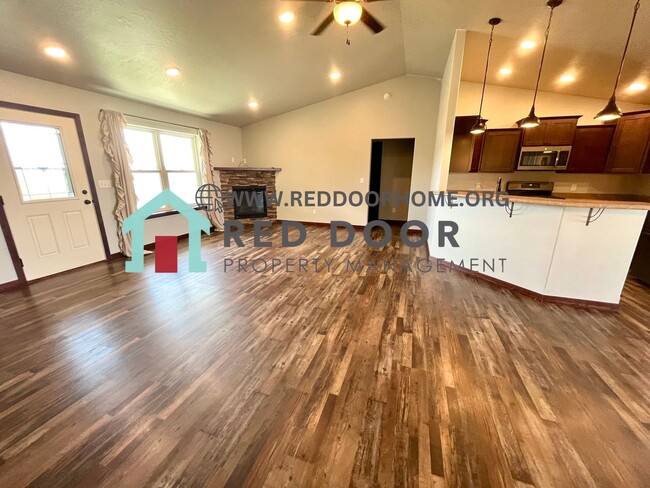 Building Photo - Modern Country Living Just Minutes from Town!