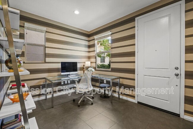 Building Photo - 569 E Montecito St