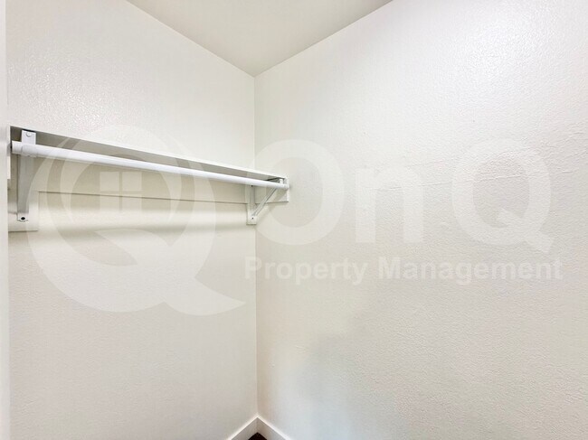 Building Photo - 8255 E Thomas Rd