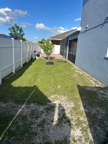 Building Photo - 2105 Woodsedge Dr