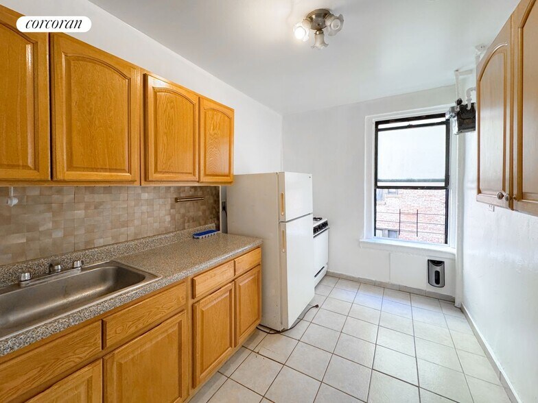 Building Photo - 665 W 160th St