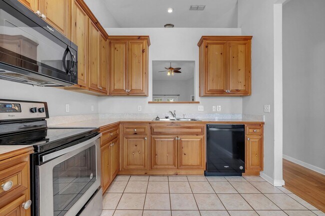 Building Photo - 944 Saddle Creek Run