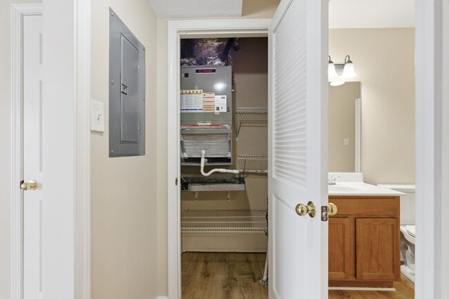 Building Photo - Knoxville 37912 - 2 bedroom 1.5 bath condo - call Jean Chung 865-386-1022