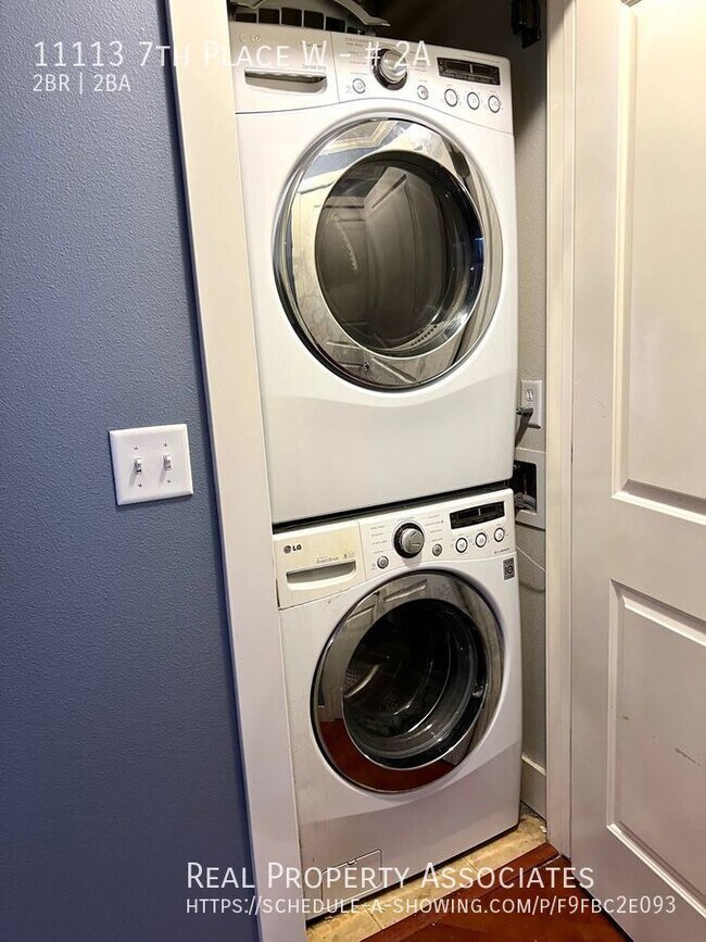 Building Photo - Everett Townhome Condo - 2 Bedroom/2 Bath