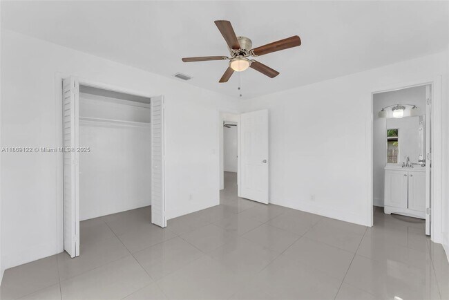 Building Photo - 1131 SW 32nd Ct