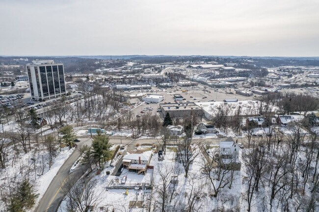 Building Photo - COZY 2 BEDROOM GEM IN THE MONROEVILLE NEIG...