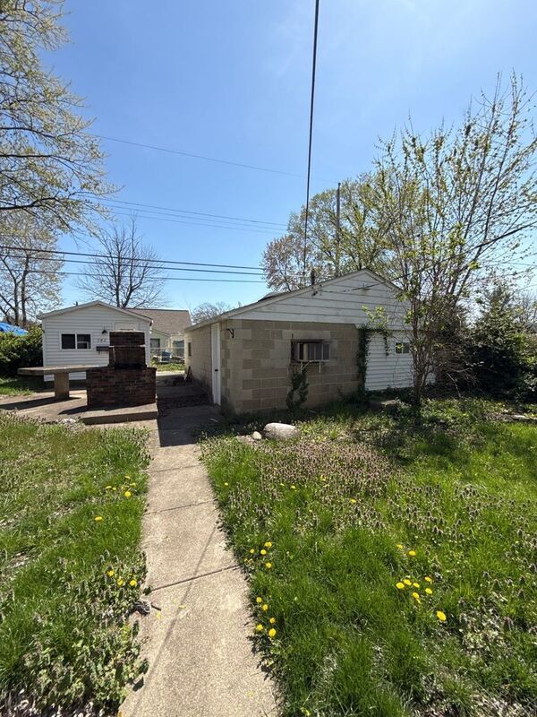 Building Photo - 982 Antwerp Rd