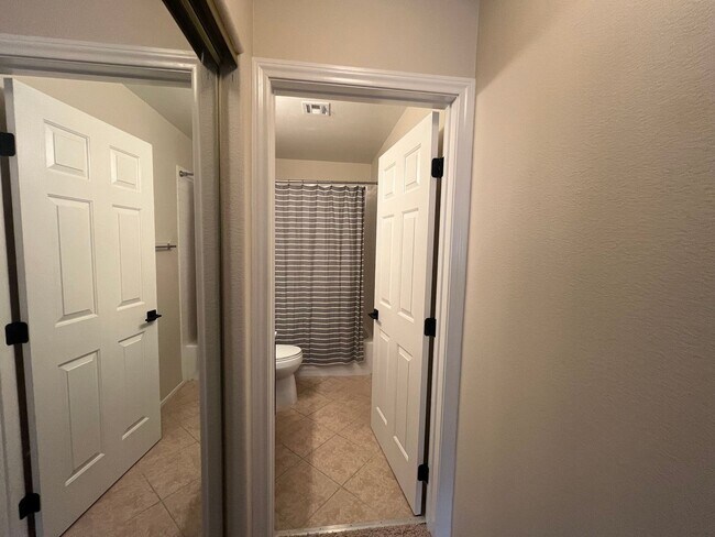 Building Photo - Charming Oversized 2 Bed, 2 Bath Townhouse...