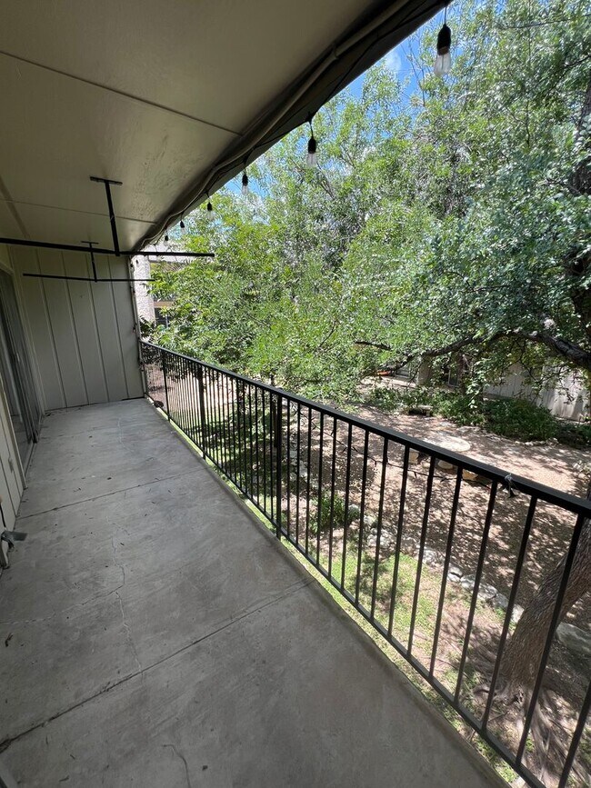 Building Photo - Freshly Updated Condo