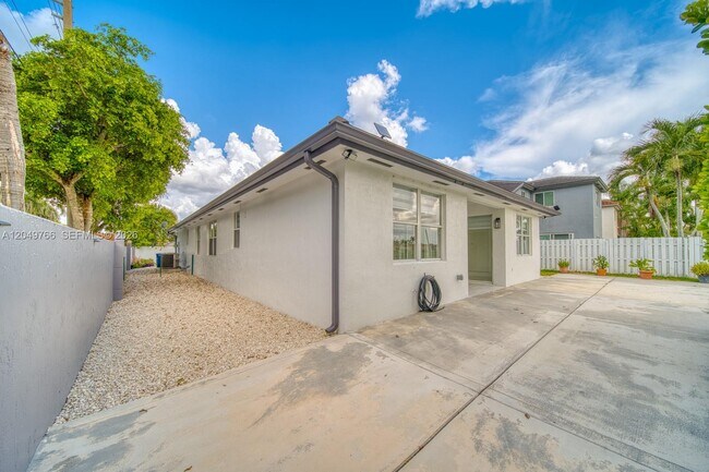 Building Photo - 15950 SW 71st Terrace