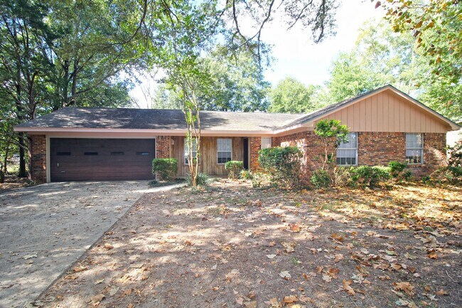 Building Photo - 3 bed 2 bath home with 2 car garage and Fl...