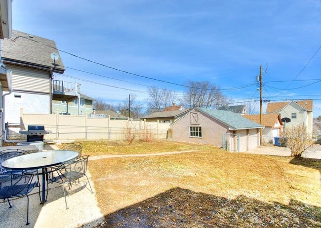 Building Photo - 2210 N Sheridan Ave