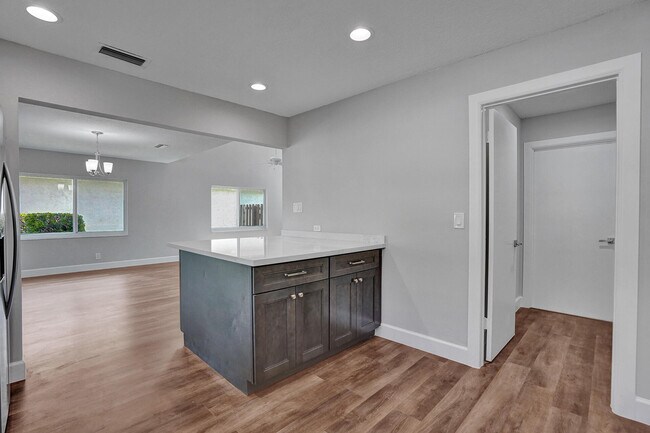 Building Photo - 9821 NW 5th Pl