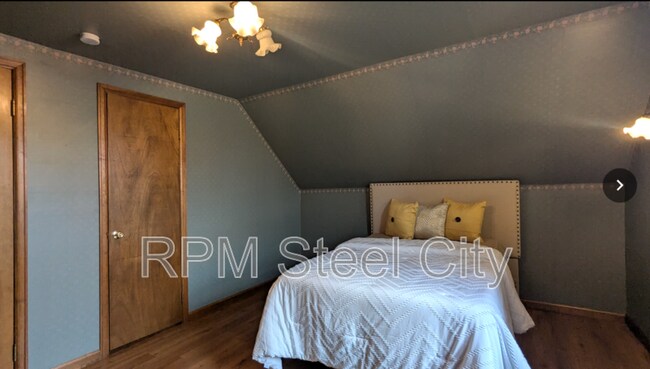 Building Photo - 512-512 1/2 W 10th St