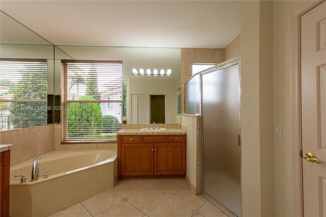 Building Photo - 18520 SW 39th Ct