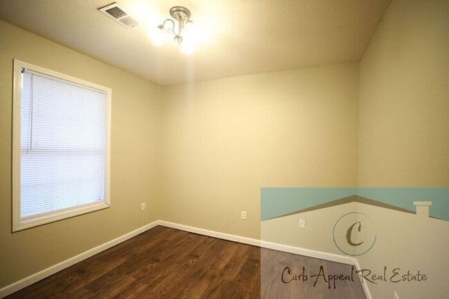 Building Photo - Recently renovated 2 bed, 1 bath apt - utilities included!! HUD accepted!