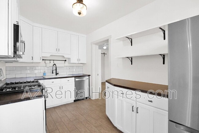Building Photo - 5513 E Earll Dr