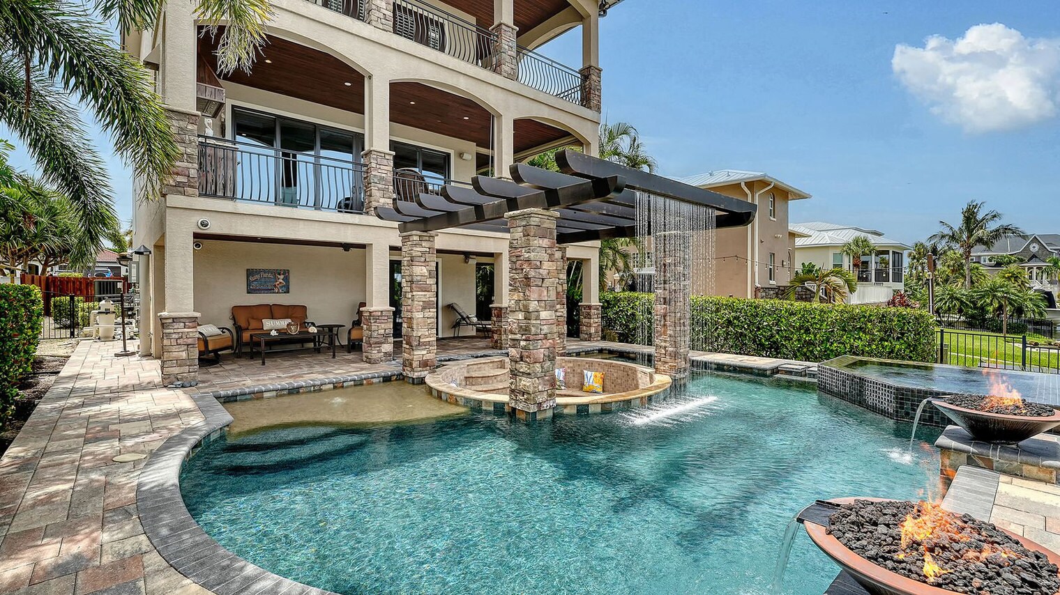 Building Photo - 7760 Holiday Dr