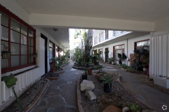 Building Photo - 4935 Beverly Blvd