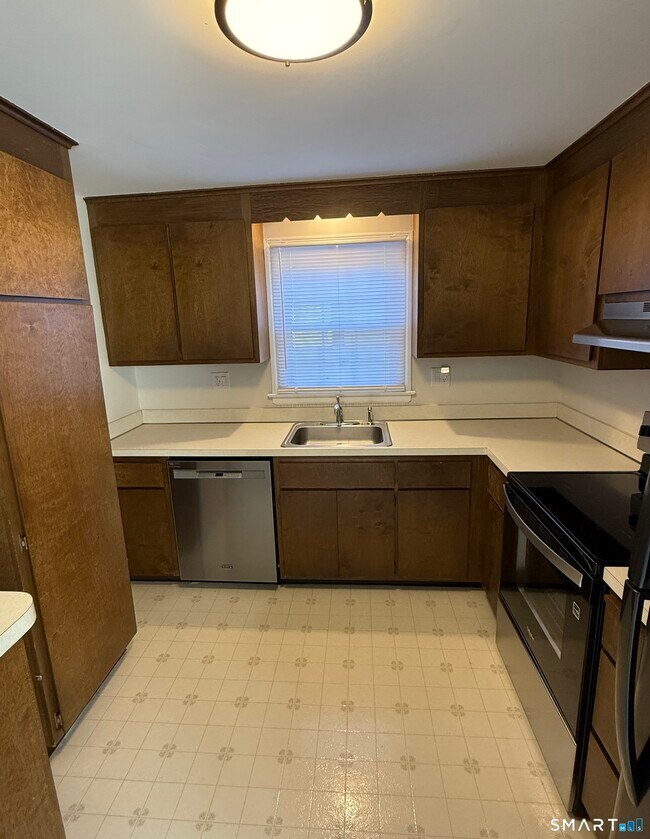 Building Photo - 7 Barrington Dr