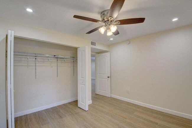 Building Photo - 400 Club Cir