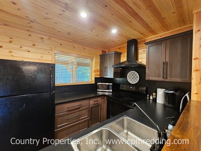 Building Photo - Country Living with 4 Bedrooms plus an Off...