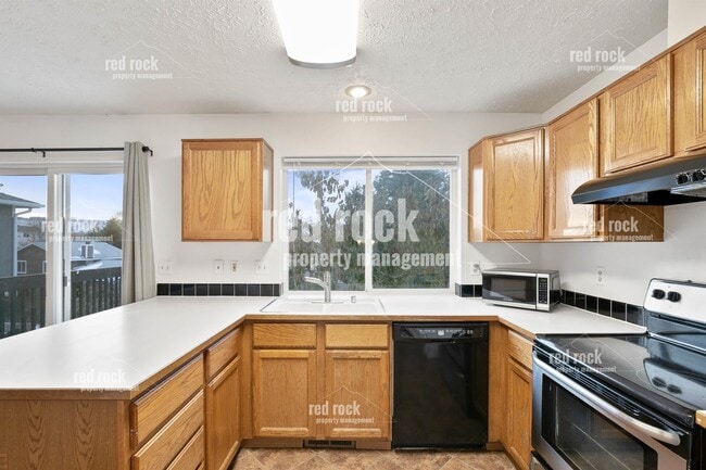 Building Photo - 1323 N Mitchell Rd