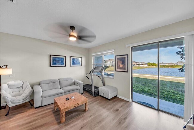 Building Photo - 736 Royal Empress Dr