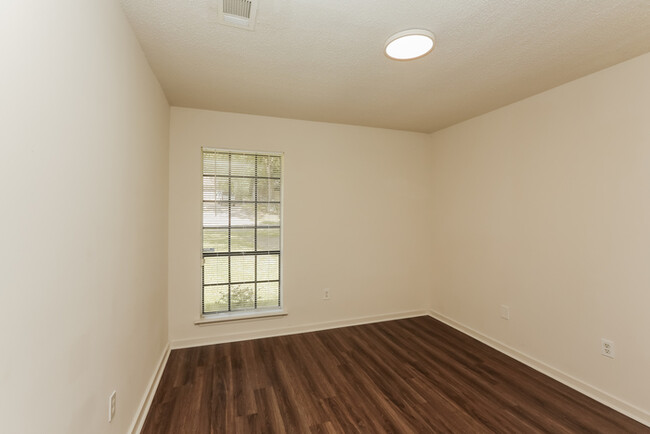 Building Photo - 1606 Edgewood Pl