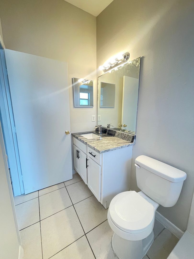 Building Photo - 312 San Gabriel St