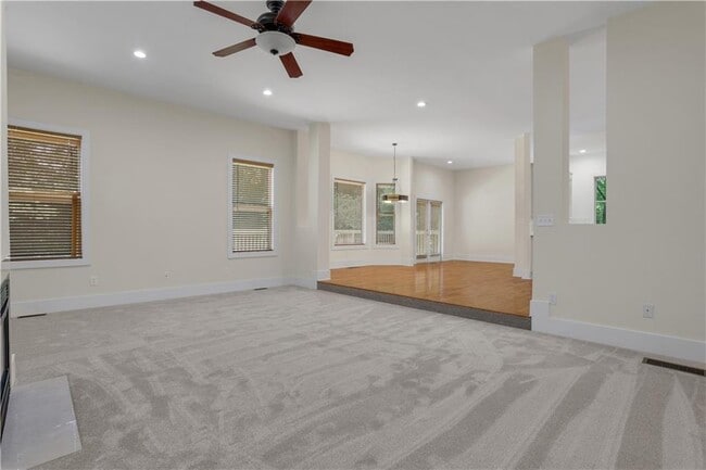 Building Photo - 3228 Silver Lake Dr NE