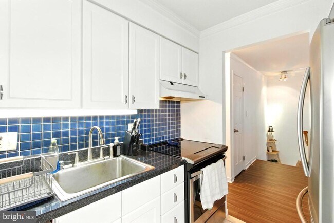 Building Photo - 508 S Charles St