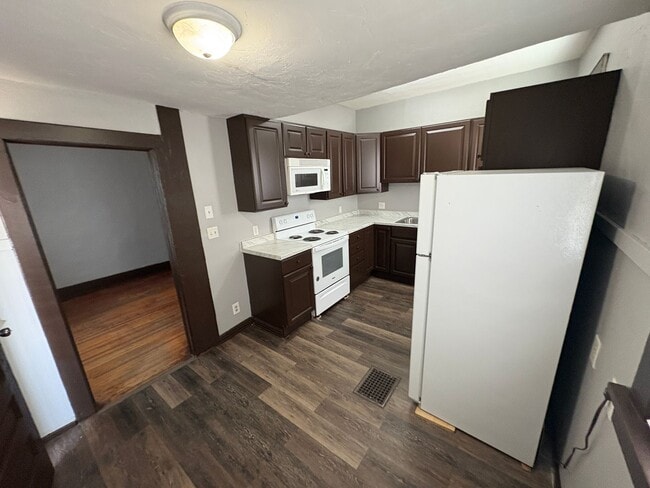 Building Photo - Large Kitchen, Hardwood Floors, Laundry included