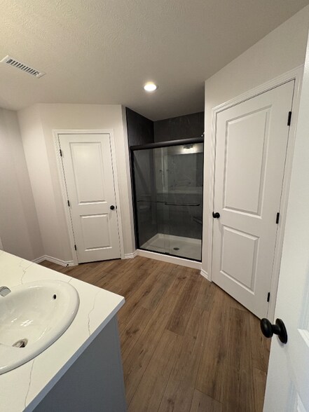 Building Photo - 896 S Silverwood Ln