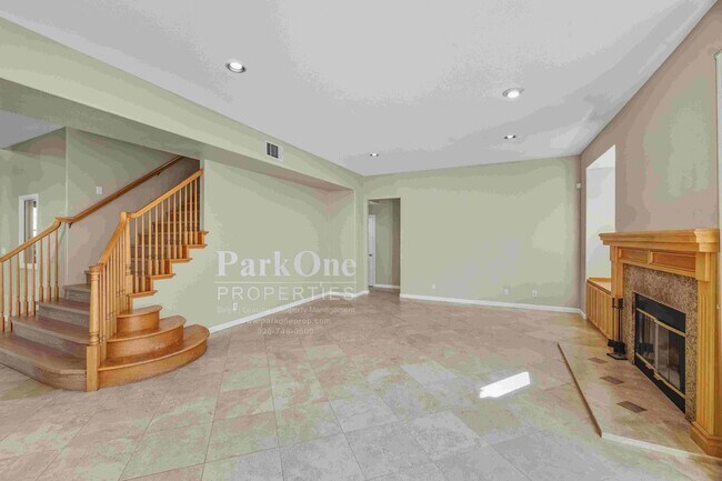 Building Photo - Beautiful Home in Peacock Creek