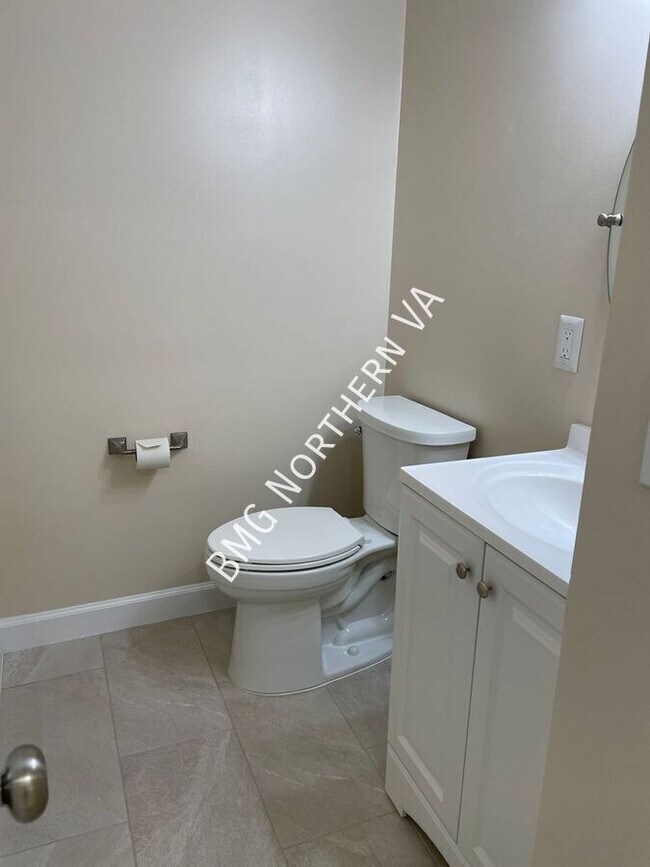 Building Photo - 22525 Maison Carree Square