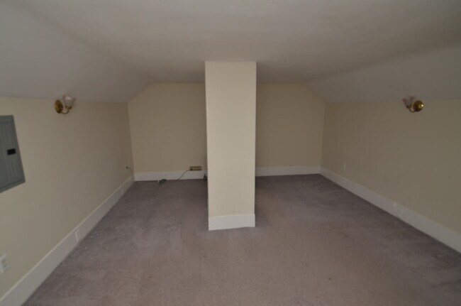 Building Photo - 146 Melrose St