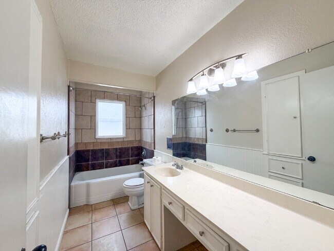 Building Photo - Gorgeous Mid Century Style Located in the Medical District!