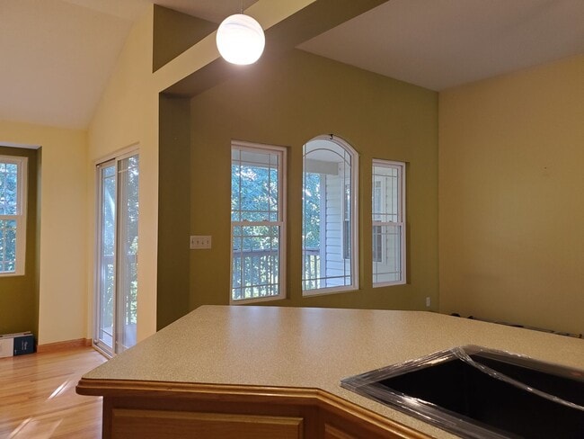 Building Photo - 3 bedroom 3 bath, 2car gar, balcony deck a...