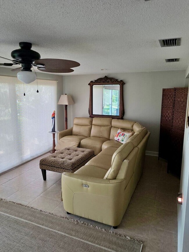 Building Photo - Furnished condo with dock!