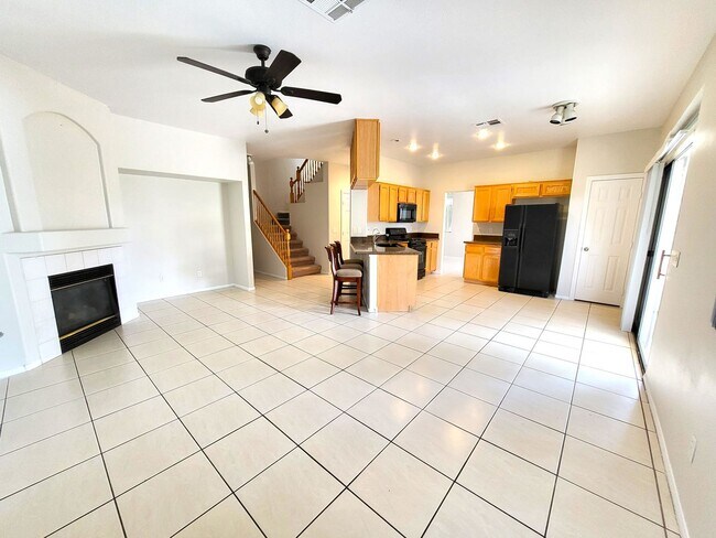 Building Photo - 4 Bedroom House, Private Pool,  Large Pets Welcome