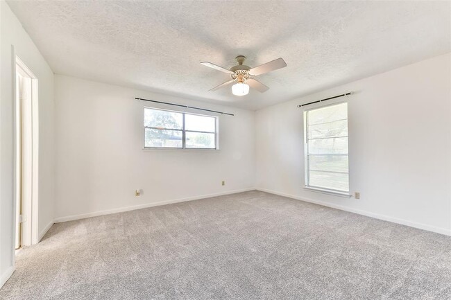 Building Photo - 3405 E Circle Dr