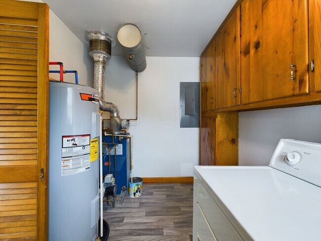 Building Photo - 3005 Putney Rd