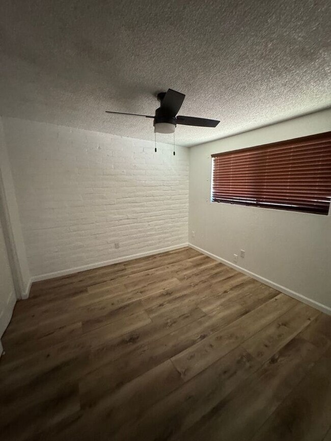 Building Photo - Charming 3 bedroom 2.bath with yard