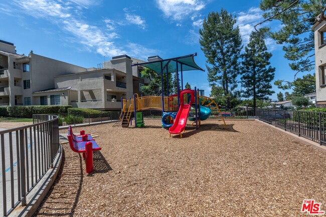 Building Photo - 5500 Owensmouth Ave
