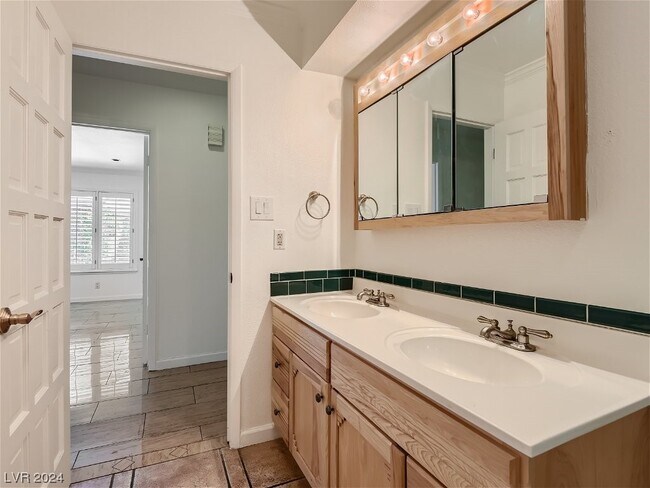 Building Photo - 3415 Villa Hermosa Dr